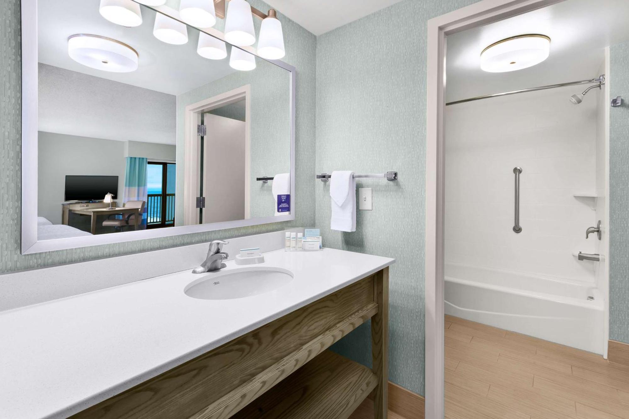 Hampton Inn & Suites By Hilton Carolina Beach Oceanfront Bagian luar foto